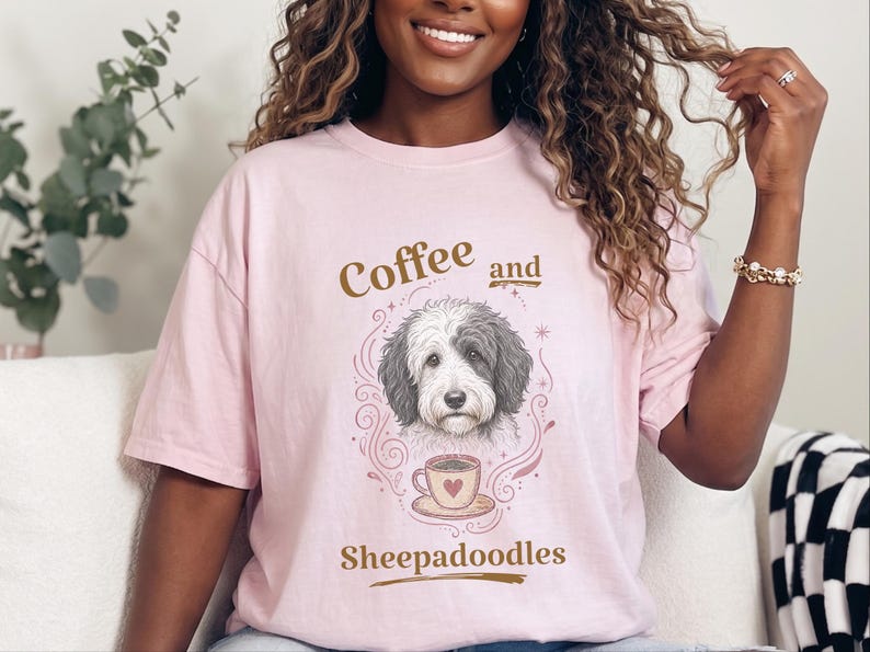 Comfort Colors Sheepadoodle T-shirt, Koffie en Sheepadoodles Grappig T-shirt voor Hondenliefhebbers, Doodle Mom Life, Speelse Dierenkunstprint, Cadeau voor Huisdierbezitter afbeelding 6
