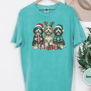 Bernedoodle Christmas Sweatshirt, Festive Dog Crewneck, Christmas Bernedoodle Gift, Holiday Dog Lover Shirt, Winter Puppy Sweatshirt afbeelding 1