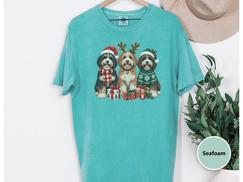 Bernedoodle Christmas Sweatshirt, Festive Dog Crewneck, Christmas Bernedoodle Gift, Holiday Dog Lover Shirt, Winter Puppy Sweatshirt afbeelding 1