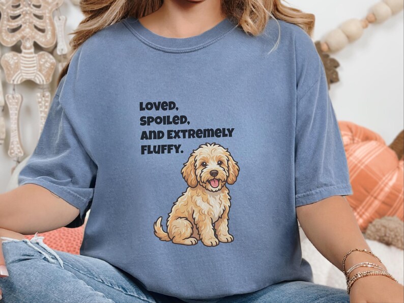 T-shirt Comfort Colors pour maman de Cockapoo, T-shirt « Aimée, gâtée et extrêmement douce », T-shirt pour propriétaire de Goldendoodle, Vêtements pour amoureux des chiens Cavapoo image 11