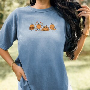 Camiseta para amantes de la calabaza especiada, camiseta acogedora de otoño, PNG de café de otoño, camiseta de hojas de otoño, camiseta de temporada de calabaza imagen 7