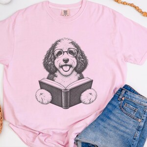 Camiseta de lectura para Sheepadoodle, camiseta para perros lectores, regalo para mamás de Sheepadoodle, regalo para amantes de los perros y los libros, camiseta vintage de biblioteca, camiseta para clubes de lectura imagen 7