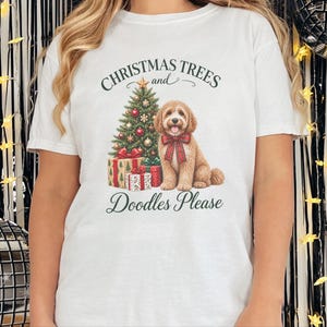 キャバプーのクリスマスシャツ、キャバプーママへのギフト、クリスマスツリーとドゥードル犬をお願いします、ドゥードル犬好きのシャツ、ホリデーペット好きへのギフト 画像 4