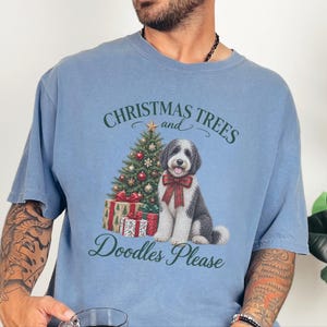 Weihnachtsshirt mit Sheepadoodle-Motiv, Weihnachtsbäume und Kritzeleien bitte! Geschenk für Sheepadoodle-Hundemama, Weihnachts-T-Shirt für Tierliebhaber Bild 3