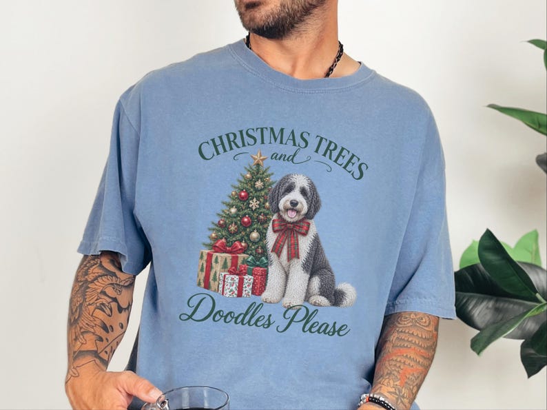 Weihnachtsshirt mit Sheepadoodle-Motiv, Weihnachtsbäume und Kritzeleien bitte! Geschenk für Sheepadoodle-Hundemama, Weihnachts-T-Shirt für Tierliebhaber Bild 3