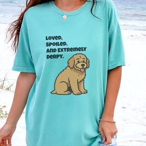 Maglietta divertente con Goldendoodle di Comfort Colors, maglietta "Amato, viziato ed estremamente buffo", maglietta per la mamma di un Golden Retriever, maglietta per la mamma di un Golden Doodle immagine 4