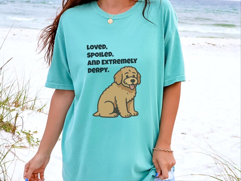 Maglietta divertente con Goldendoodle di Comfort Colors, maglietta "Amato, viziato ed estremamente buffo", maglietta per la mamma di un Golden Retriever, maglietta per la mamma di un Golden Doodle immagine 4