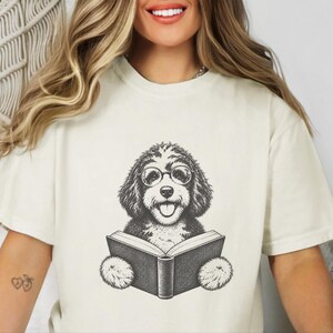 Camiseta para perros lectores, regalo para mamás de Bernedoodle, camiseta para Bernedoodles lectores, amante de los perros lectores, regalo para dueños de Doodles, camiseta de biblioteca imagen 10