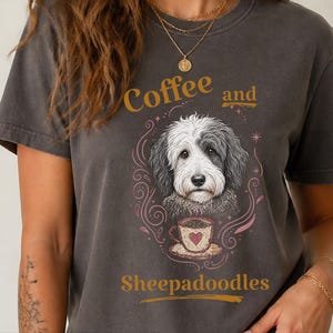 Comfort Colors Sheepadoodle T-shirt, Koffie en Sheepadoodles Grappig T-shirt voor Hondenliefhebbers, Doodle Mom Life, Speelse Dierenkunstprint, Cadeau voor Huisdierbezitter afbeelding 7