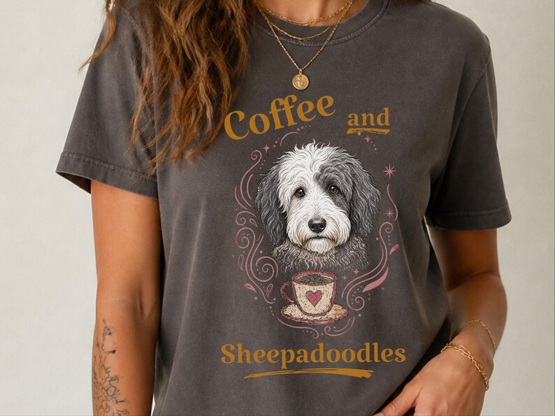 Comfort Colors Sheepadoodle T-shirt, Koffie en Sheepadoodles Grappig T-shirt voor Hondenliefhebbers, Doodle Mom Life, Speelse Dierenkunstprint, Cadeau voor Huisdierbezitter afbeelding 7