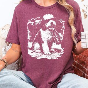 In Dog Beers Sheepadoodle Drinking Beer Shirt, Ironic Meme Dog Tee, Funny Dog Art Graphic, Urban Pet Owner Gift Idea afbeelding 4