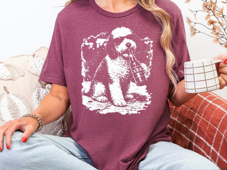 In Dog Beers Sheepadoodle Drinking Beer Shirt, Ironic Meme Dog Tee, Funny Dog Art Graphic, Urban Pet Owner Gift Idea afbeelding 4