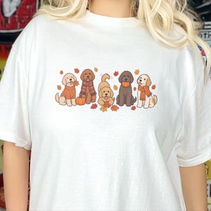 Camiseta Goldendoodle de otoño, regalo para mamás Goldendoodle, camiseta de hojas de otoño, suéter para amantes de los perros con estampado de calabazas, prenda acogedora para la temporada. imagen 8