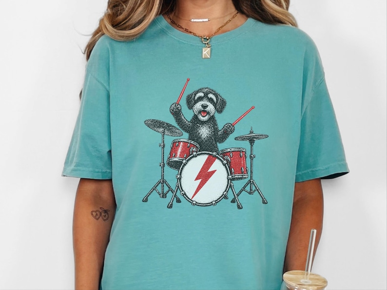 T-Shirt mit Schnoodle am Schlagzeug, Geschenk für Schlagzeuger, Musikliebhaber, Rockhund-Shirt, Geschenk für Hundebesitzer, T-Shirt für Perkussionisten Bild 1