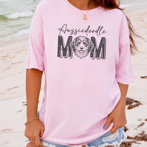 Comfort Colors Aussiedoodle Moeder Cadeau Shirt, Gepersonaliseerd Huisdier T-shirt met Hondenlijnkunst, T-shirt voor Aussie Doodle Liefhebbers, Hondenmama Crewneck Huisdiereigenaar Cadeau afbeelding 4