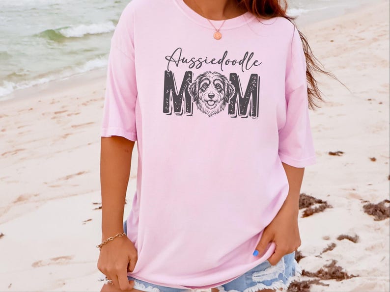 Comfort Colors Aussiedoodle Moeder Cadeau Shirt, Gepersonaliseerd Huisdier T-shirt met Hondenlijnkunst, T-shirt voor Aussie Doodle Liefhebbers, Hondenmama Crewneck Huisdiereigenaar Cadeau afbeelding 4