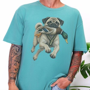 T-shirt met mopshondmotief voor eendenjagers, grappig cadeau voor eendenjacht, T-shirt voor watervogeljagers, shirt voor de jacht op wilde eenden, cadeau voor buitenjagers afbeelding 2