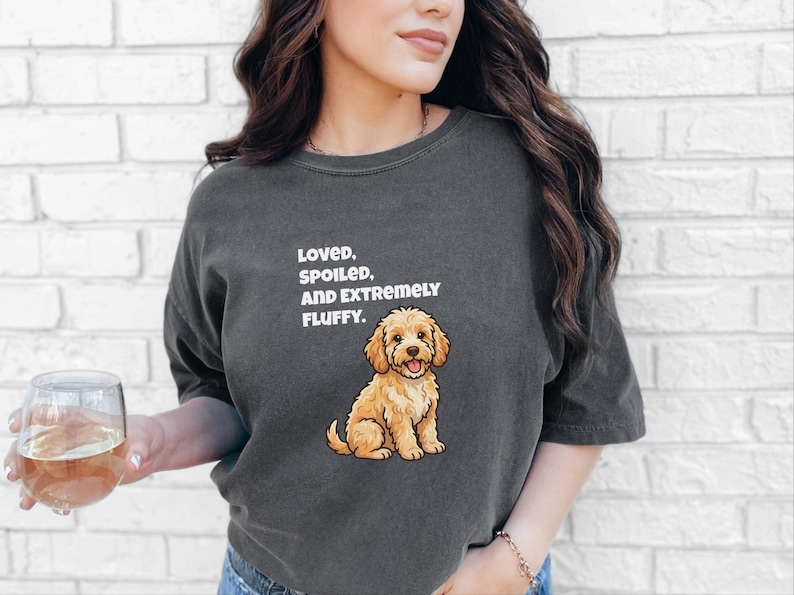 T-shirt Comfort Colors pour maman de Cockapoo, T-shirt « Aimée, gâtée et extrêmement douce », T-shirt pour propriétaire de Goldendoodle, Vêtements pour amoureux des chiens Cavapoo image 1