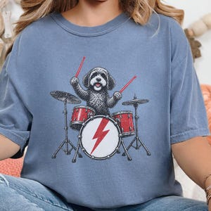 Cavapoo-shirt, cadeau voor Cavapoo-moeder, rockende drummer-shirt, hond die drumt, shirt voor muziekliefhebbers, rockband-shirt, grappig cadeau voor hondenbezitters afbeelding 10