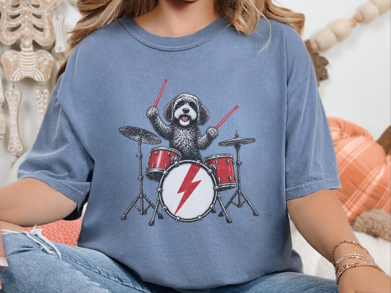 Cavapoo-shirt, cadeau voor Cavapoo-moeder, rockende drummer-shirt, hond die drumt, shirt voor muziekliefhebbers, rockband-shirt, grappig cadeau voor hondenbezitters afbeelding 10