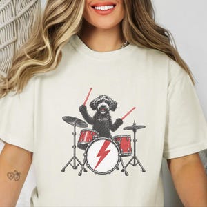 Maglietta nera da batterista Labradoodle, regalo per amanti della musica rock con cani, maglietta heavy metal con cuccioli, top da concerto retrò immagine 5