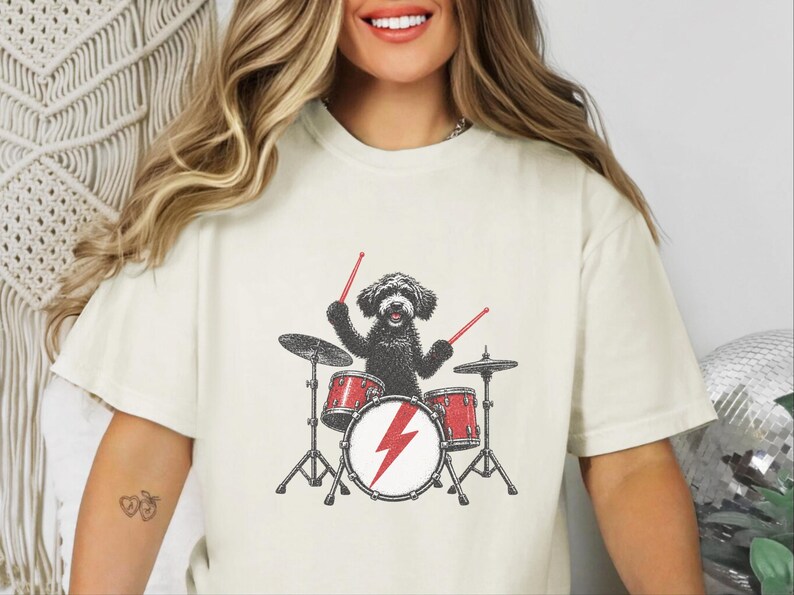 Maglietta nera da batterista Labradoodle, regalo per amanti della musica rock con cani, maglietta heavy metal con cuccioli, top da concerto retrò immagine 5