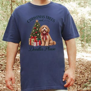 キャバプーのクリスマスシャツ、キャバプーママへのギフト、クリスマスツリーとドゥードル犬をお願いします、ドゥードル犬好きのシャツ、ホリデーペット好きへのギフト 画像 1