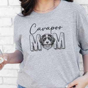 Cavapoo-Mama-Shirt, süßes Doodle-T-Shirt | Geschenk für Hundeliebhaberinnen, T-Shirt für Pudel-Mischlingsbesitzerinnen | Lustige Kleidung für Hundemamas, Geschenkidee für frischgebackene Hundemamas Bild 6