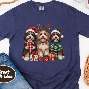 Bernedoodle Christmas Sweatshirt, Festive Dog Crewneck, Christmas Bernedoodle Gift, Holiday Dog Lover Shirt, Winter Puppy Sweatshirt afbeelding 8