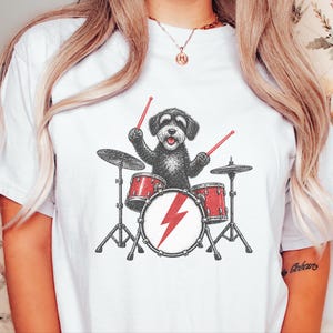 T-Shirt mit Schnoodle am Schlagzeug, Geschenk für Schlagzeuger, Musikliebhaber, Rockhund-Shirt, Geschenk für Hundebesitzer, T-Shirt für Perkussionisten Bild 9