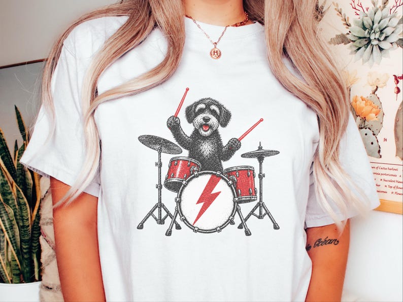 T-Shirt mit Schnoodle am Schlagzeug, Geschenk für Schlagzeuger, Musikliebhaber, Rockhund-Shirt, Geschenk für Hundebesitzer, T-Shirt für Perkussionisten Bild 9