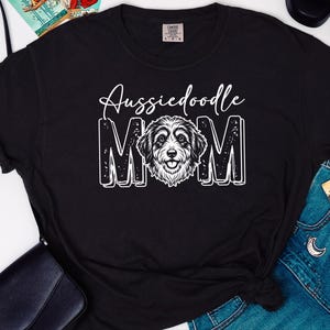 Comfort Colors Aussiedoodle Moeder Cadeau Shirt, Gepersonaliseerd Huisdier T-shirt met Hondenlijnkunst, T-shirt voor Aussie Doodle Liefhebbers, Hondenmama Crewneck Huisdiereigenaar Cadeau afbeelding 5