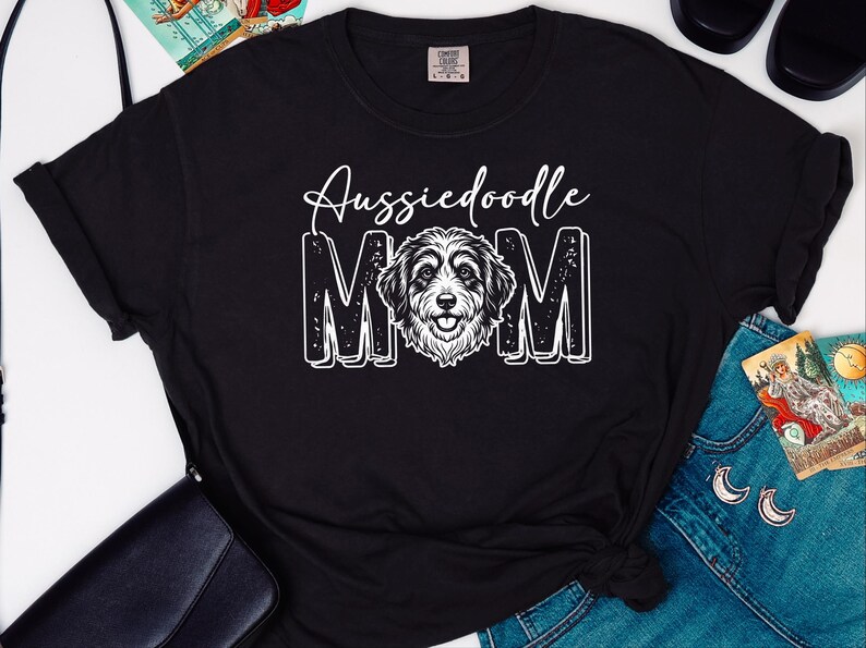 Comfort Colors Aussiedoodle Moeder Cadeau Shirt, Gepersonaliseerd Huisdier T-shirt met Hondenlijnkunst, T-shirt voor Aussie Doodle Liefhebbers, Hondenmama Crewneck Huisdiereigenaar Cadeau afbeelding 5