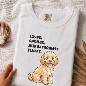 T-shirt Comfort Colors pour maman de Cockapoo, T-shirt « Aimée, gâtée et extrêmement douce », T-shirt pour propriétaire de Goldendoodle, Vêtements pour amoureux des chiens Cavapoo image 8