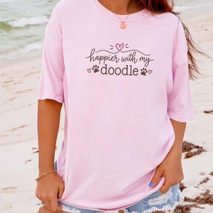 Koszulka dla mamy Doodle, szczęśliwsza z prezentem dla mojego Doodle, koszulka dla psa Doodle, koszulka dla mamy Goldendoodle, prezent dla miłośnika labradoodle, koszulka dla mamy Bernedoodle zdjęcie 7