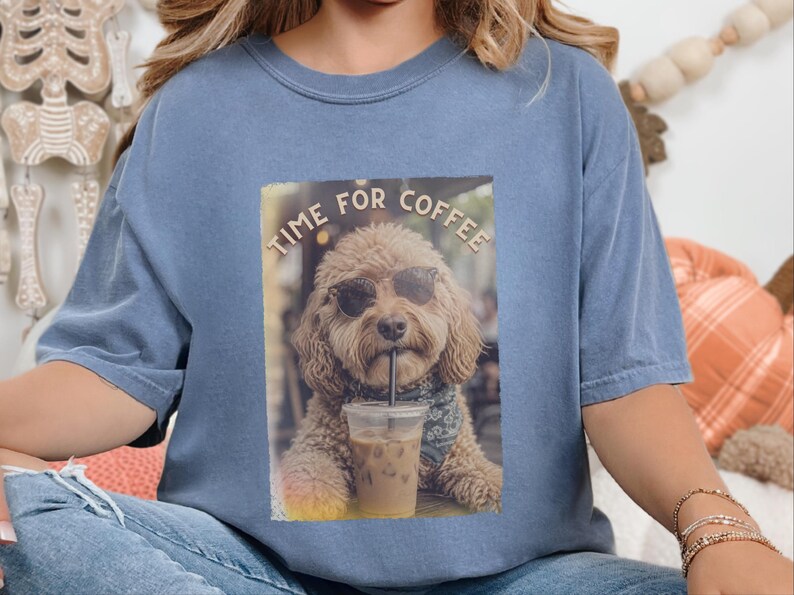 Koszulka Comfort Colors Dog Coffee, koszulka Time For Coffee | Bluza Goldendoodle Labradoodle Aussiedoodle | Znawca mrożonej kawy Cavapoo zdjęcie 1