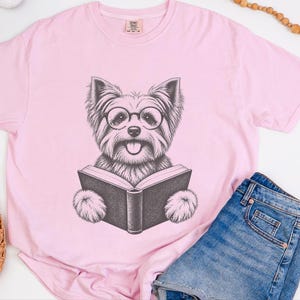 Maglietta con Yorkshire Terrier che legge, regalo per amanti dei libri e dei cani, maglietta con Yorkshire Terrier, regalo per appassionati di libri, maglietta per amanti della biblioteca, maglietta per appassionati di lettura immagine 1