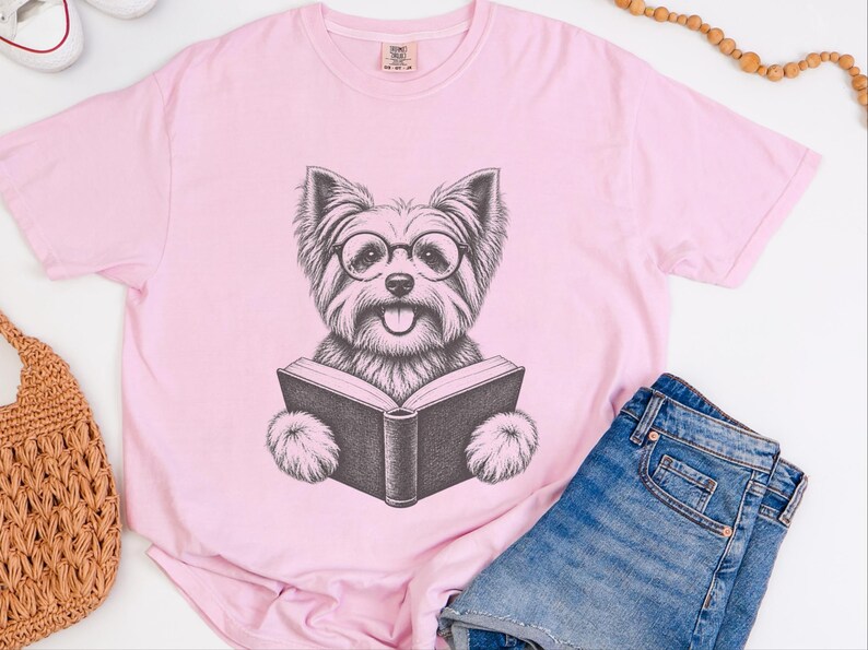 Maglietta con Yorkshire Terrier che legge, regalo per amanti dei libri e dei cani, maglietta con Yorkshire Terrier, regalo per appassionati di libri, maglietta per amanti della biblioteca, maglietta per appassionati di lettura immagine 1