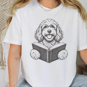 Camiseta para perro lector, camiseta para perro aficionado a los libros, regalo para amantes de los Cockapoo, camiseta de biblioteca, regalo vintage para mamás de Doodle, regalo para dueños de perros imagen 6