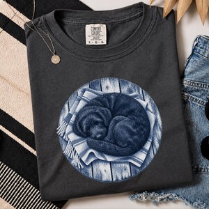 Kunst mit schlafendem Hund, Geschenk für Doodle-Liebhaber, Schwarzes Doodle-Shirt, Aufdruck „Schlafender Hund“, Geschenk für Doodle-Mama, Comfort Colors T-Shirt Bild 5