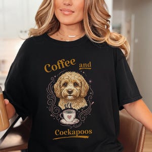 Camiseta Comfort Colors con estampado Cockapoo estilo vintage, ideal para amantes de los perros, con temática de café y Cockapoos. Regalos originales con retratos de mascotas. imagen 3