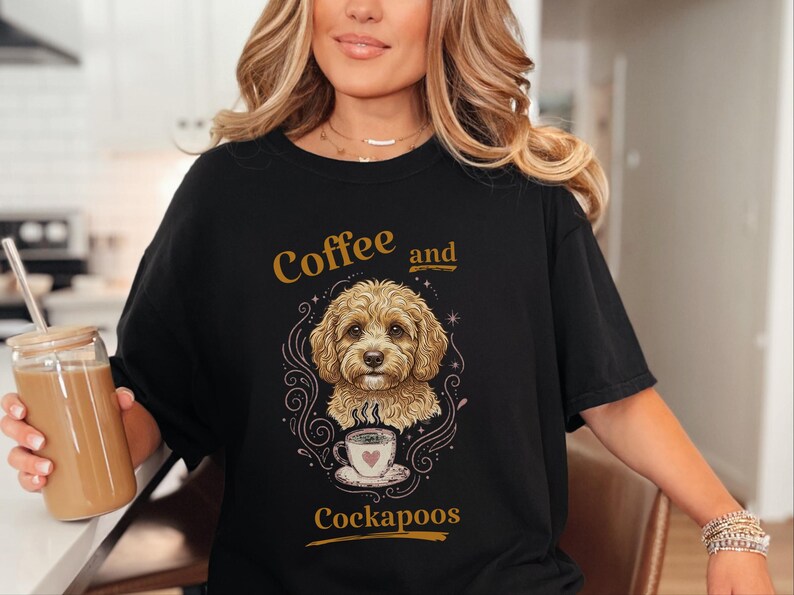 Camiseta Comfort Colors con estampado Cockapoo estilo vintage, ideal para amantes de los perros, con temática de café y Cockapoos. Regalos originales con retratos de mascotas. imagen 3