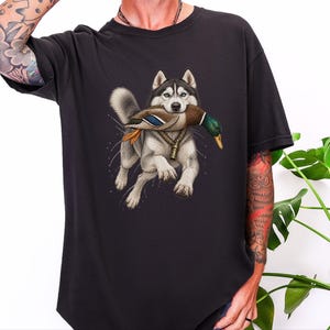T-Shirt mit Siberian Husky-Motiv, Geschenk für Entenjäger, T-Shirt für Wasservogeljäger, Geschenk für Husky-Liebhaber, Entenjagd-Shirt, T-Shirt mit Wildtiermotiven, Geschenk für Naturliebhaber Bild 2