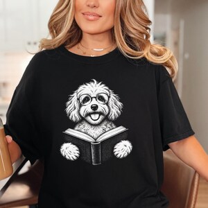 T-shirt met Maltipoo-hond, cadeau voor Maltipoo-moeder, T-shirt voor boekenwurm, T-shirt voor lezende hond, cadeau voor bibliothecaris, T-shirt voor hondenliefhebber met boeken, T-shirt voor boekenwurm afbeelding 3