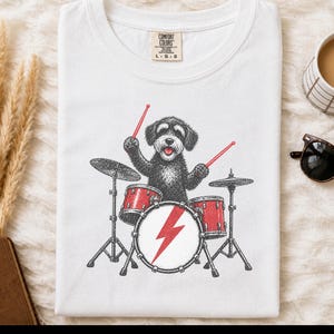 T-Shirt mit Schnoodle am Schlagzeug, Geschenk für Schlagzeuger, Musikliebhaber, Rockhund-Shirt, Geschenk für Hundebesitzer, T-Shirt für Perkussionisten Bild 3