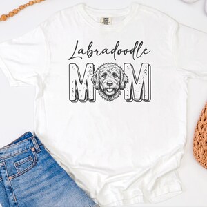 Comfort Colors Labradoodle Mama Shirt, T-shirt voor hondenliefhebbers, Gepersonaliseerd T-shirt voor huisdiereigenaren, Cadeaus voor hondenmama, Verjaardagscadeaus voor haar afbeelding 3