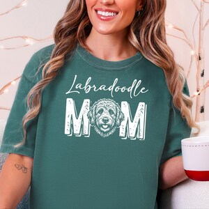 Comfort Colors Labradoodle Mama Shirt, T-shirt voor hondenliefhebbers, Gepersonaliseerd T-shirt voor huisdiereigenaren, Cadeaus voor hondenmama, Verjaardagscadeaus voor haar afbeelding 2