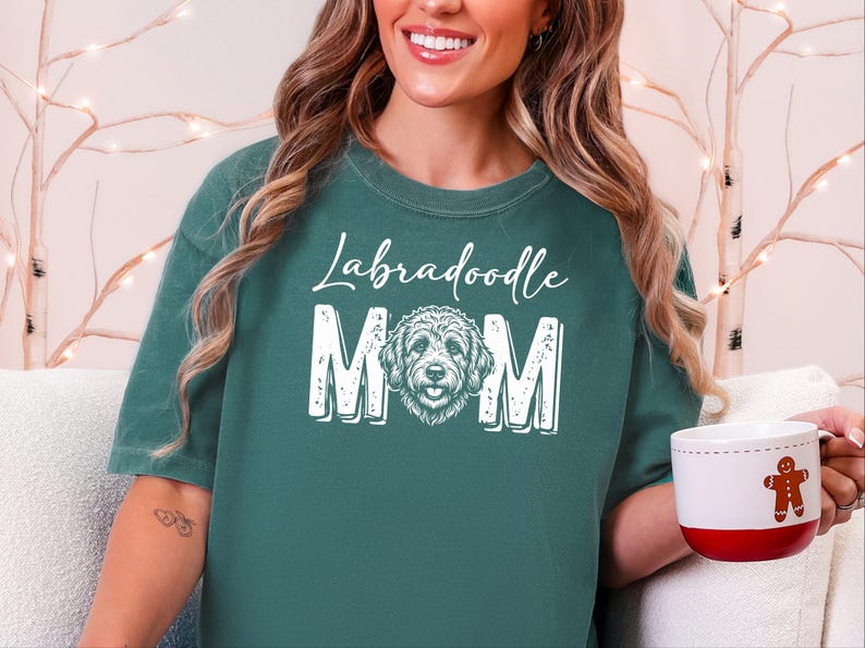 Comfort Colors Labradoodle Mama Shirt, T-shirt voor hondenliefhebbers, Gepersonaliseerd T-shirt voor huisdiereigenaren, Cadeaus voor hondenmama, Verjaardagscadeaus voor haar afbeelding 2