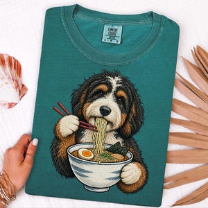 Bernedoodle Ramen T-shirt, cadeau voor ramenliefhebbers, cadeau voor Bernedoodle hondenmoeder, T-shirt met Japans eten, grappig T-shirt met hondenprint afbeelding 3