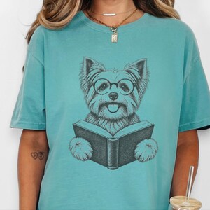 Maglietta con Yorkshire Terrier che legge, regalo per amanti dei libri e dei cani, maglietta con Yorkshire Terrier, regalo per appassionati di libri, maglietta per amanti della biblioteca, maglietta per appassionati di lettura immagine 2